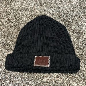 Love your melon black cuffed beanie.